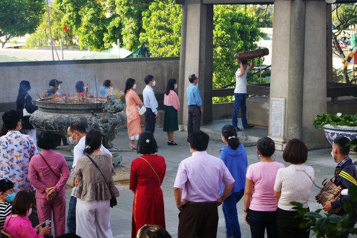 Biển người tại sân trước chùa và dòng người xếp hàng đợi đánh chuông cầu may tại chùa Vĩnh Nghiêm hôm 1/2 (mùng 1 Tết). Ảnh: Ý Linh.