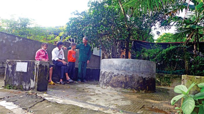 Ông Đinh Công Thương (đứng) bên giếng chùa Ảnh: Trần Tuấn