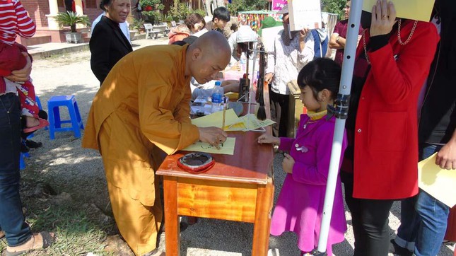 Mỗi dịp Tết đến xuân về chùa Gám lại tổ chức tục cho chữ