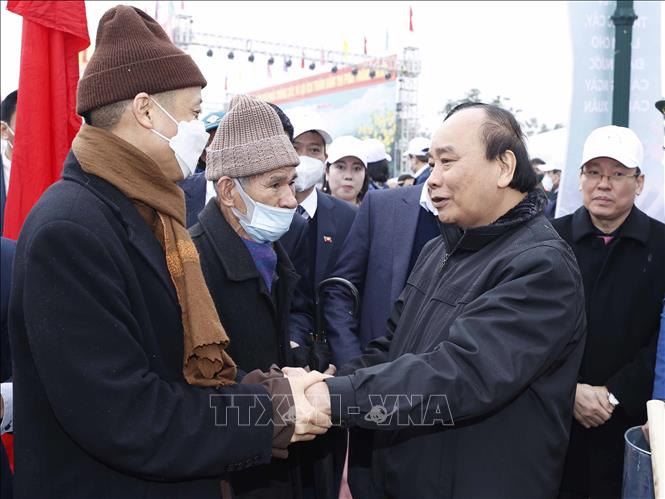 Chủ tịch nước Nguyễn Xuân Phúc với các đại biểu tham gia lễ phát động Tết trồng cây tại Phú Thọ.