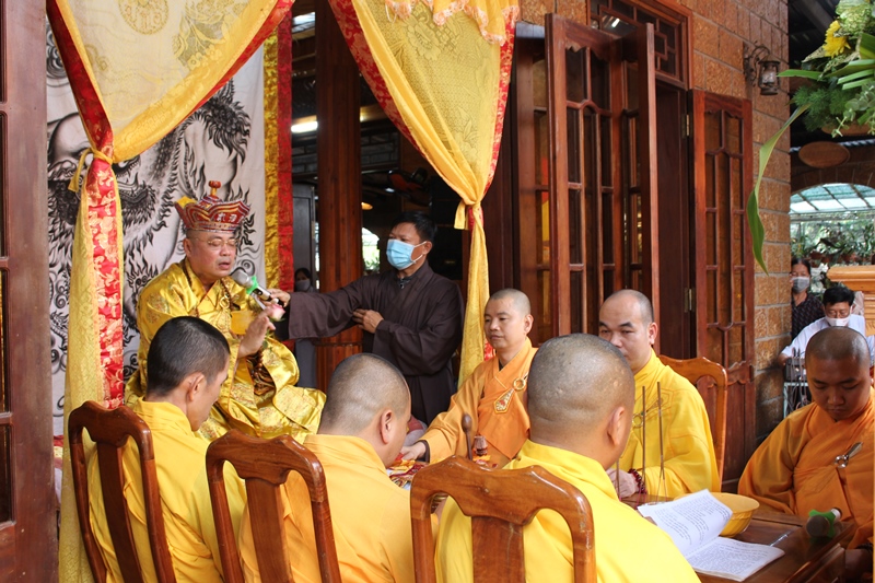Đăng đàn chẩn tế âm linh cô hồn…