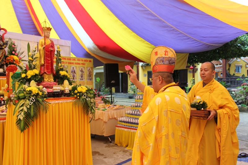 Thượng tọa Sám chủ sái tịnh đàn tràng