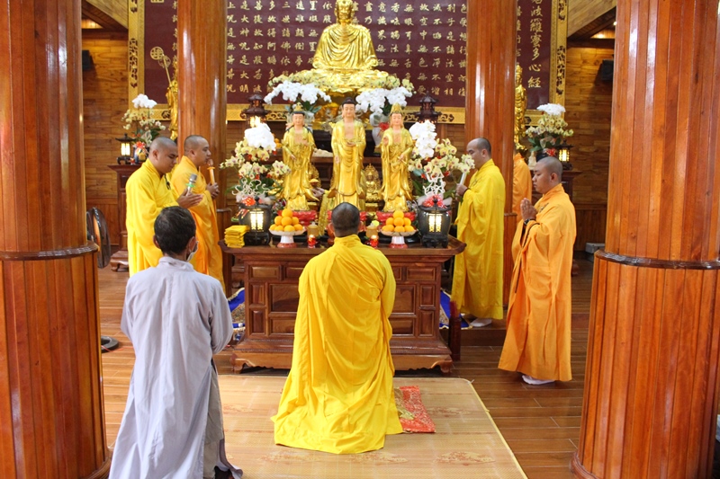 Chư tôn đức cử hành nghi lễ tại chánh điện chùa Hòa Vinh Thạnh