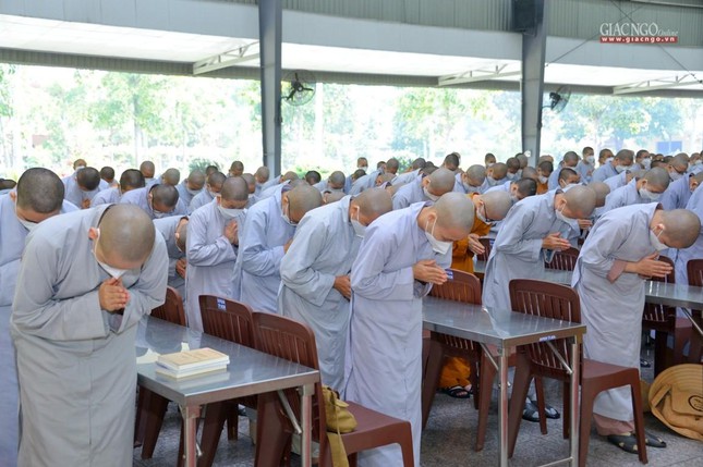 Chư Ni sinh viên cung đón Trưởng lão Hòa thượng