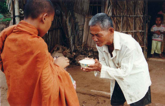 Bố thí và cúng dường là những hạnh tu phổ biến của hàng Phật tử. Hạnh lành này nếu được vun bồi và trưởng dưỡng liên tục trong đời sống thì mang đến quả phước vô lượng.