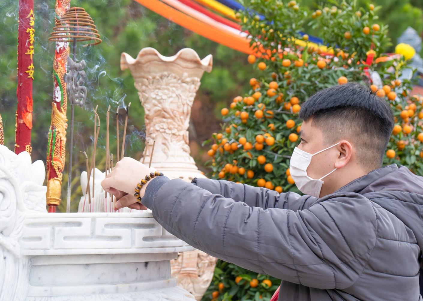 Người con Phật nhờ tin sâu nhân quả, quyết tâm học và ứng dụng theo lời Phật dạy, gìn giữ 5 điều đạo đức nên ít rơi vào vòng lao lý, tù tội.