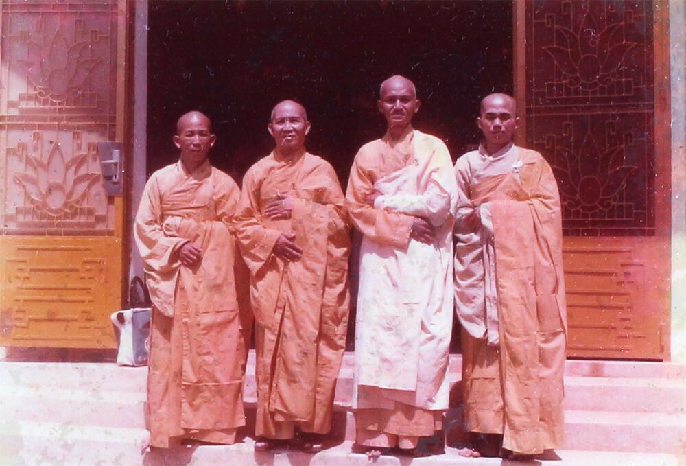 Hòa Thượng Thích Huệ Hưng (thứ 2 bên trái), Hòa Thượng Thích Minh Cảnh (thứ nhất bên trái) trước Tổ đường Tu Viện Huệ Quang (Ảnh : TVHQ)