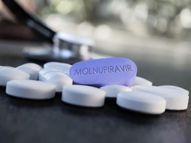 Không chỉ được bán tại các nhà thuốc, 3 loại thuốc điều trị Covid-19 chứa Molnupiravir sản xuất trong nước (Molnupiravir Stella 400mg, Molravir 400 và Movinavir) còn đang được mời chào tràn lan trên mạng xã hội, chợ thuốc trực tuyến...
