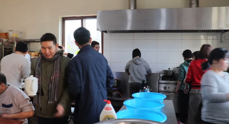 Chùa Nhân Hòa chuẩn bị bữa ăn nóng cho bà con.