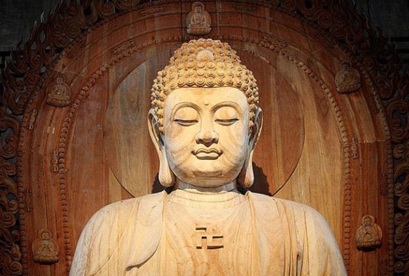 Đức Phật là người cha nhìn thấy đàn con đang vui chơi trong ngọn lửa thế tục nguy hiểm, Ngài dùng mọi phương tiện để cứu các con ra khỏi ngôi nhà lửa và hướng dẫn chúng đến nơi an lạc của Niết bàn