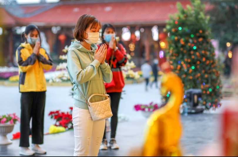 Du khách không được tập trung đông người mà phải giữ khoảng cách để đảm bảo an toàn