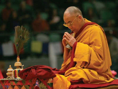 woman-praying-the-dalai-lama-a-4583-1773-1492514652