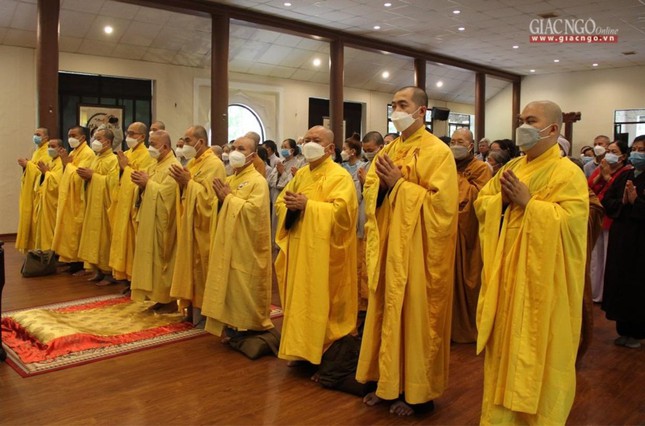 Khóa lễ cung tiến giác linh do Hòa thượng Thích Giác Đạo đương vi sám chủ cùng chư tôn đức ban kinh sư thực hiện