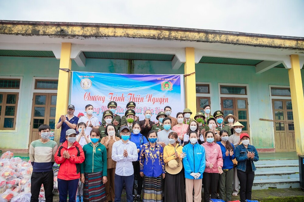 Mang niềm tin về với bản làng (2)