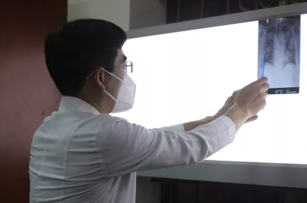 Khó thở hậu COVID có nhiều nguyên nhân trong đó có viêm phổi.