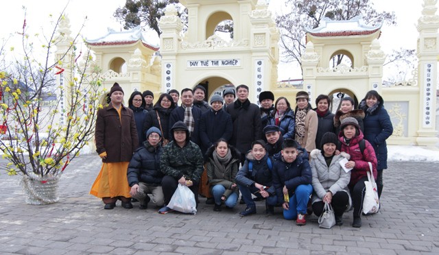 Các gia đình Phật tử người Việt tại Kiev chụp ảnh lưu niệm với Đại đức Thích Quang Điền - Đương nhiệm chùa Trúc Lâm Kharkov và Đại đức Thích Thanh Hiển.