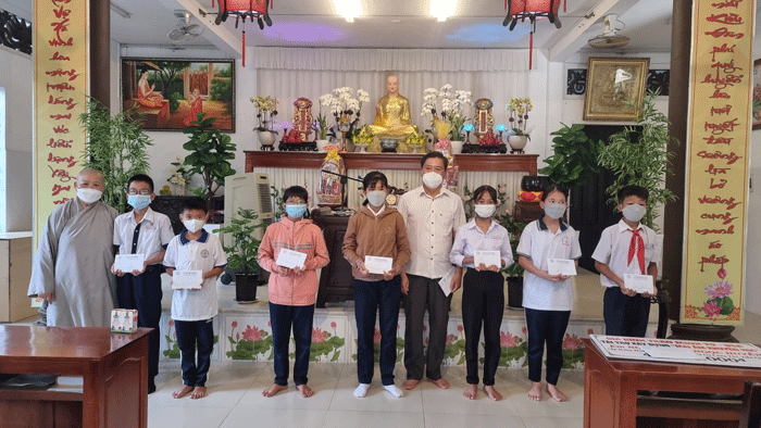 Ni trưởng Thích nữ Tịnh Nghiêm trong buổi trao học bổng cho các em học sinh