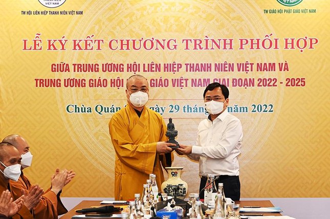 Anh Nguyễn Anh Tuấn trân trọng đón nhận tôn tượng Phật từ Hòa thượng Thích Thanh Nhiễu