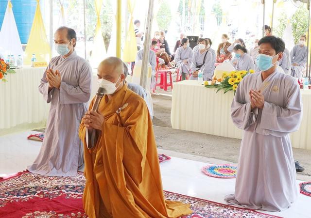 Đại đức Thích Chúc Thịnh, tân trụ trì chùa Liên Sơn cung kính dâng lời phát nguyện