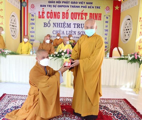 Thượng tọa Thích Huệ Đức trao con dấu chùa Liên Sơn cho Đại đức tân trụ trì