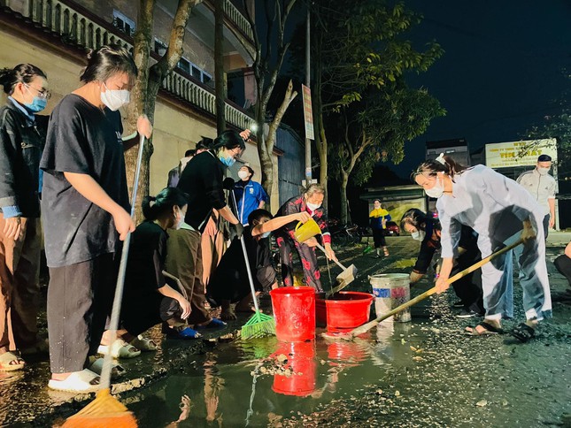 Công việc nạo vét, tát nước trước khi tu sửa tuyến đường