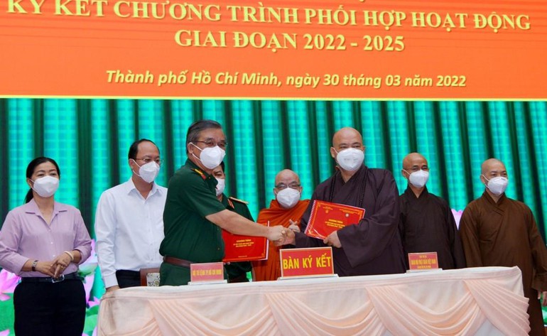 Thượng tọa Thích Thanh Phong đại diện Ban Trị sự GHPGVN TP.HCM ký kết với lãnh đạo Bộ Tư lệnh TP.HCM