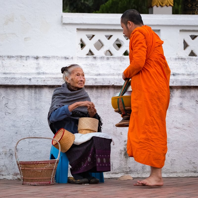 Elderly+woman+offering+monk+rice_©+Jim+Nutty_www.jimnutty.com