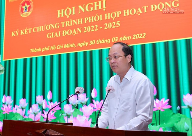 Phó Bí thư Thành ủy Nguyễn Hồ Hải chúc mừng hội nghị ký kết giữa Bộ Tư lệnh TP.HCM và Ban Trị sự GHPGVN