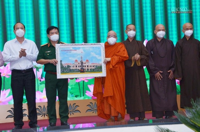 Lãnh đạo Bộ Tư lệnh tặng quà chúc mừng đến Ban Trị sự GHPGVN TP.HCM