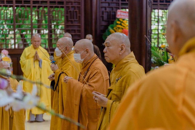 Chư tôn giáo phẩm đối trước giác linh đài niêm hương, truy tán một bậc thạch trụ tòng lâm của Phật giáo Việt Nam - Ảnh: Đăng Huy