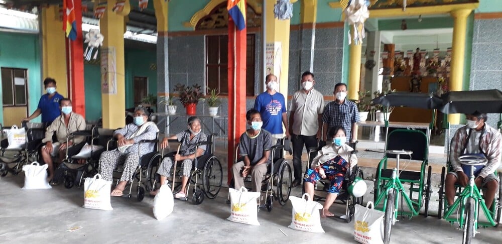 Đoàn trao xe cho những người khuyết tật.