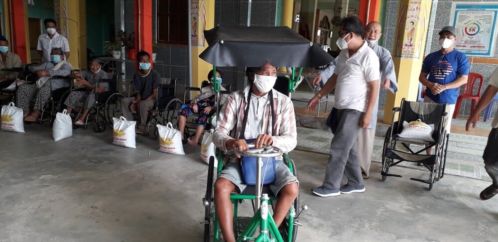 Anh Trương Tám người khuyết tật bán vé số vui mừng nhận xe lắc.