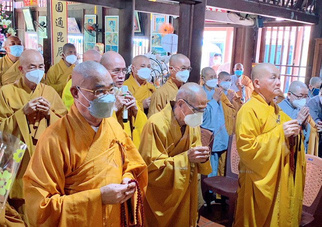 Chư tôn đức niêm hương Tổ sư Hiển Kỳ