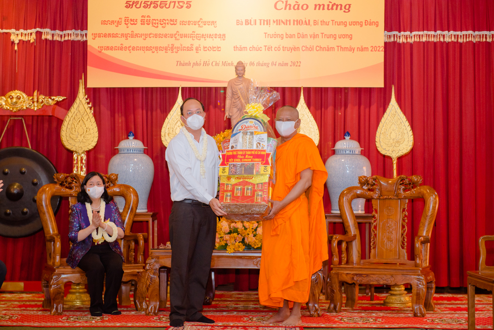 Phó Bí thư Thành ủy tặng quà chúc Tết Hòa thượng Danh Lung