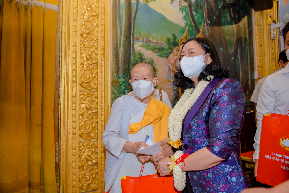 Trưởng Ban Dân vận Trung ương thăm hỏi và chúc tết đồng bào Khmer