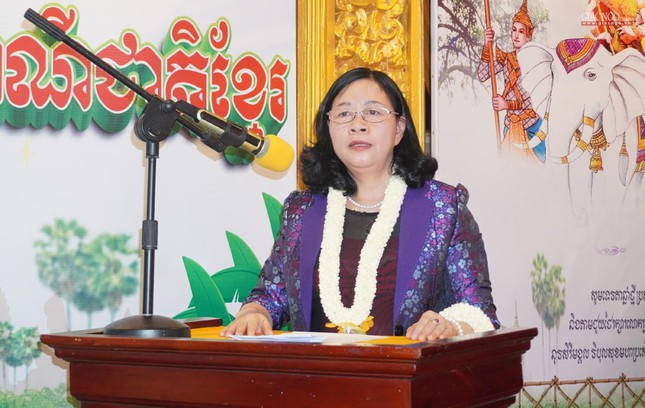 Bà Bùi Thị Minh Hoài phát biểu chúc mừng