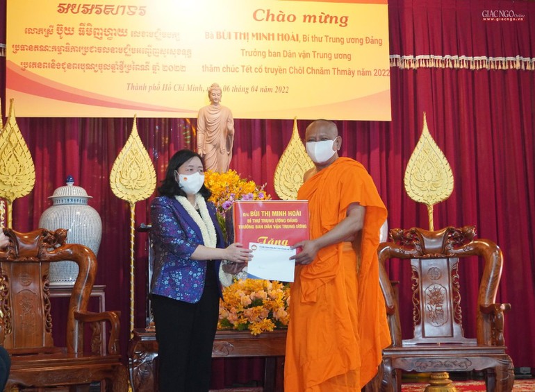 Bà Bùi Thị Minh Hoài trao tặng quà chúc mừng Tết cổ truyền Chôl Chnăm Thmây năm 2022 đến Hòa thượng Danh Lung