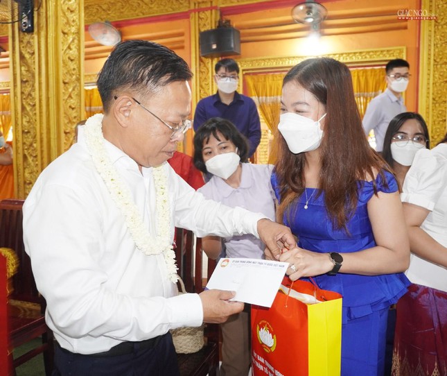 Ông Nguyễn Hữu Hiệp, Ủy viên Ban Thường vụ, Trưởng ban Dân vận Thành ủy TP.HCM trao quà tặng đến sinh viên