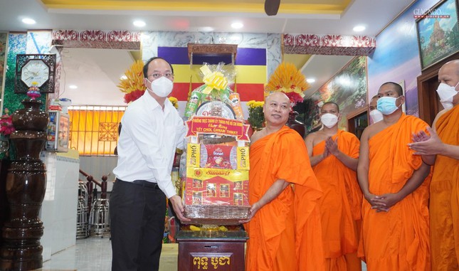 Ông Nguyễn Hồ Hải, Phó Bí thư Thành ủy TP.HCM tặng quà đến chùa Pothiwong