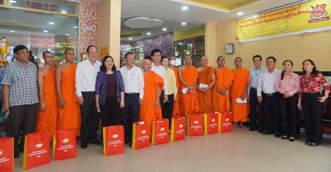 Đoàn trao tặng quà đến chư Tăng chùa Pothiwing