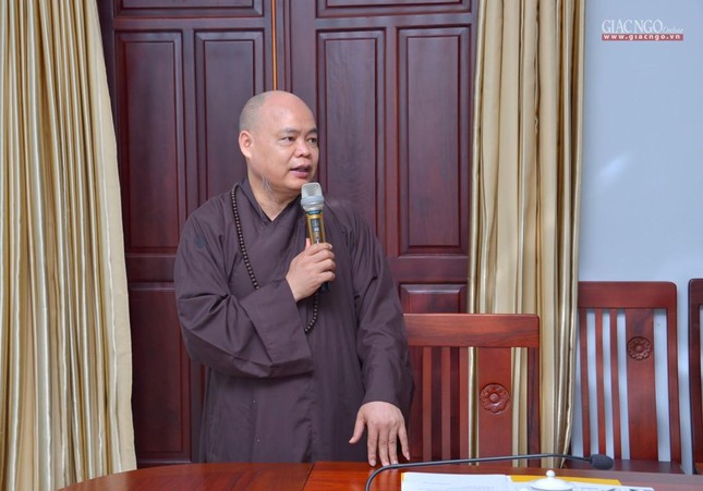 Thượng tọa Thích Thanh Phong báo cáo về công tác xây dựng chánh điện, tòa học đường, thư viện và phát tâm xây dựng thêm công trình phục vụ nội trú cho Tăng Ni sinh viên