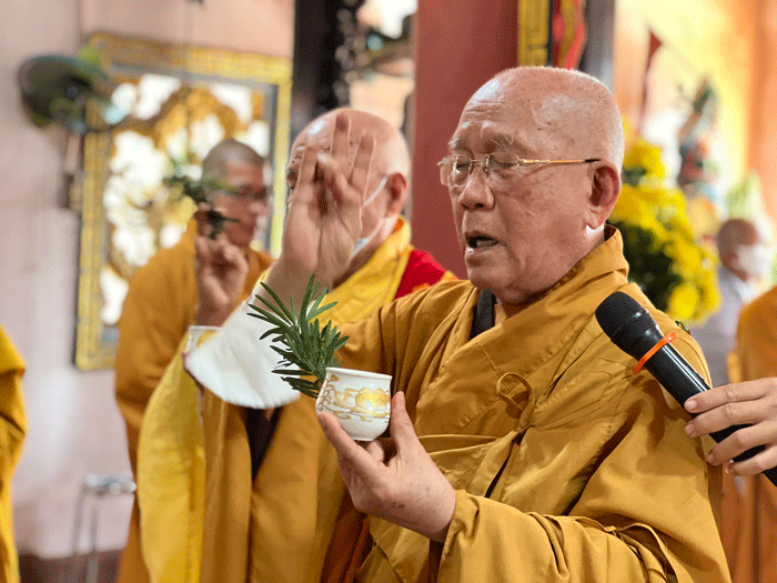 Trưởng lão Hòa thượng Thích Như Niệm sái tịnh
