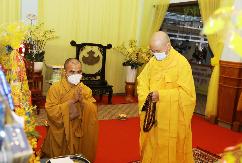 TT. Thích Viên Tánh – Trụ trì chùa Đạo Nguyên đáp lễ
