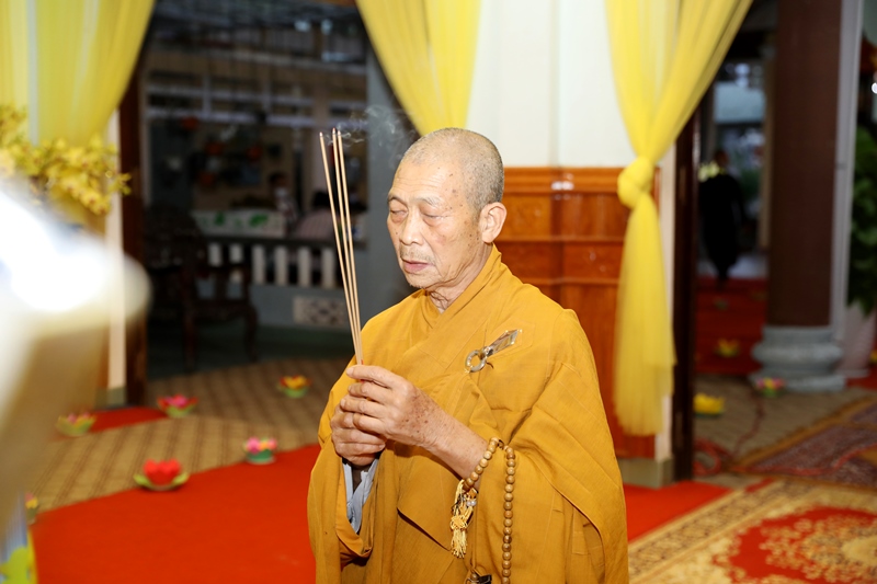 HT. Thích Thiện Thành – UV HĐTS, Trưởng BTS kiêm Trưởng ban Tăng sự PG tỉnh Quảng Nam dâng hương tưởng niệm nhân ngày Tiểu tường cố Trưởng lão HT. Thích Thiện Duyên