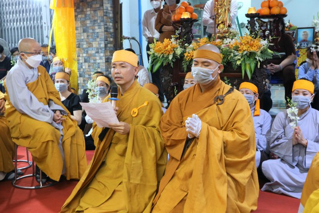 Đại diện môn đồ đệ tử, Đại đức Thích Minh Thành tưởng niệm ân sư
