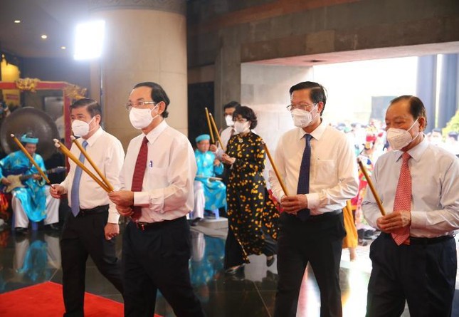 Lãnh đạo TP.HCM kính cẩn dâng hương lên Quốc Tổ - Ảnh: MTTP