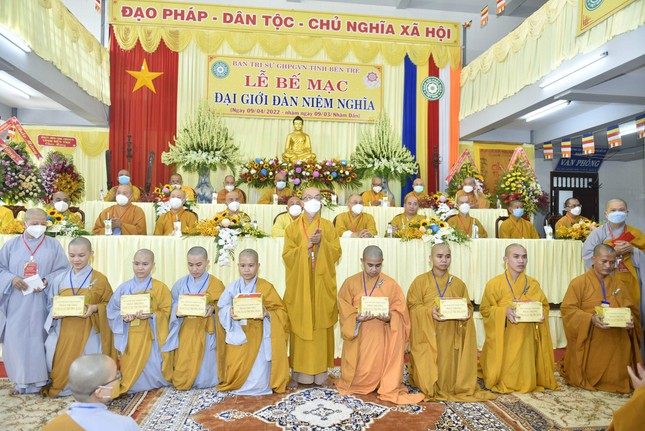 Các giới tử được Ban Tổ chức trao phần thưởng khích lệ