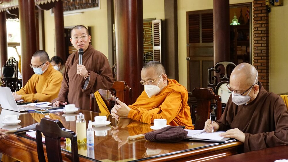 ĐĐ. Thích Thiện Trí, Phó Chánh Thư ký Văn phòng Ban Trị sự báo cáo về số lượng ồ sơ Tăng ni đăng ký thọ giới Đại giới đàn Thiện Hoa.