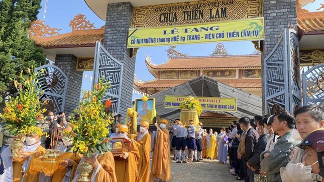 Môn đồ pháp quyến cung thỉnh di ảnh, linh mô, y bát, kim quan Ni trưởng rời Giác linh đường