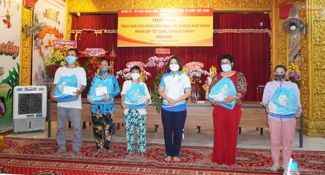 Chính quyền quận 3 tặng quà đến người Khmer khó khăn trên địa bàn quận 3